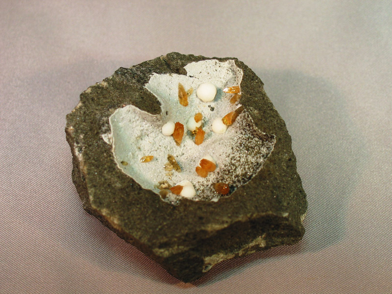 Gonnardite with Phillipsite and Calcite